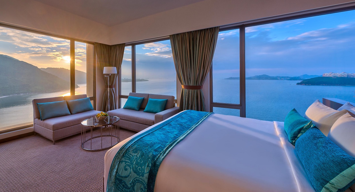 酒店房间可饱览一望无际的蓝天碧海。