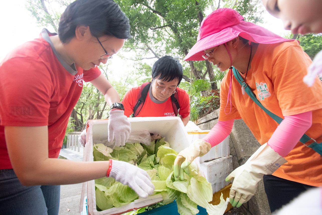 HKRI Care & Share Volunteers collect food and prepare low-carbon meal for singleton elders
