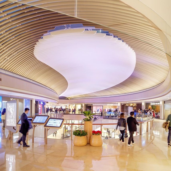 With the “Dare for More” motto, the shopping mall of HKRI Taikoo Hui presents a diverse merchandise mix. 