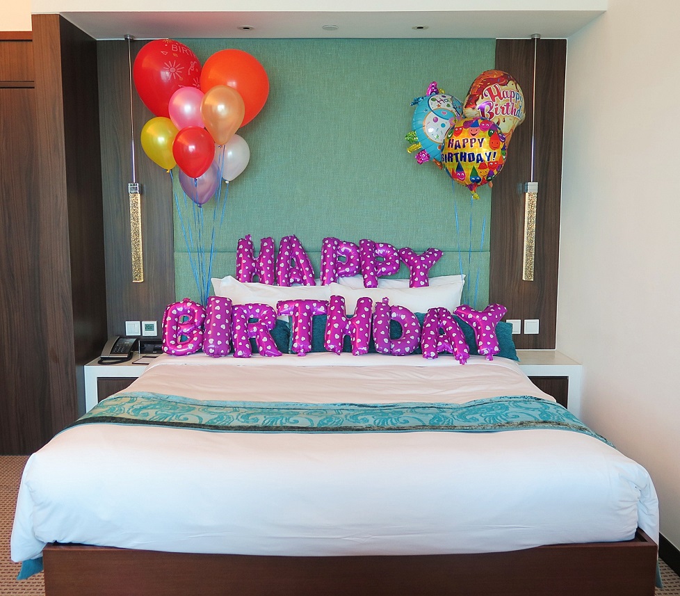 为挚爱的生日送上花束、意想不到的客房布置和精致蛋糕以制造惊喜，只需HK$200*起。